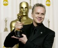 <a href='/ator/90/tim-robbins/' style='color:#FFFFFF' class='enlace_azul'>Tim Robbins</a> - Prêmios Oscar 2004 